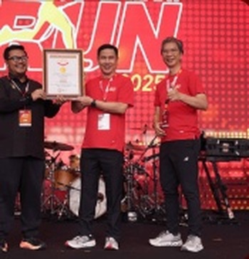 Penyerahan Penghargaan & Sertifikat Resmi