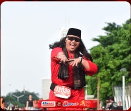 Pelari Berkostum Karakter Unik & Enerjik