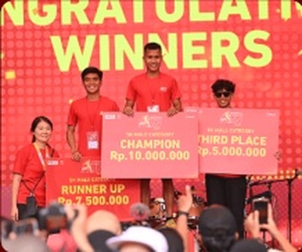 Podium Pemenang 10K Kategori Putra